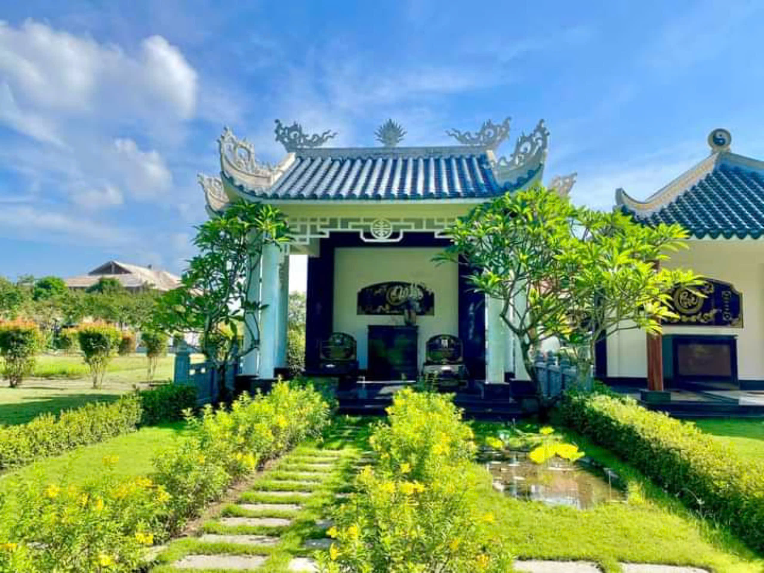 Xử lý rêu mốc mộ phần để khu mộ gia tộc luôn mới
